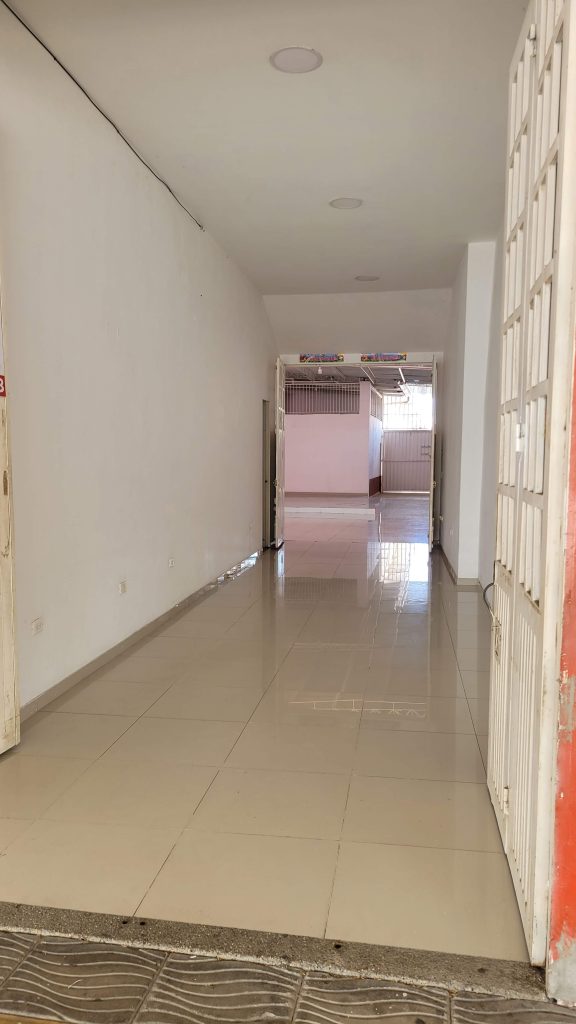 local comercial disponible para arriemdo en el parque de tocaima puerta de entrada vista desde la calle