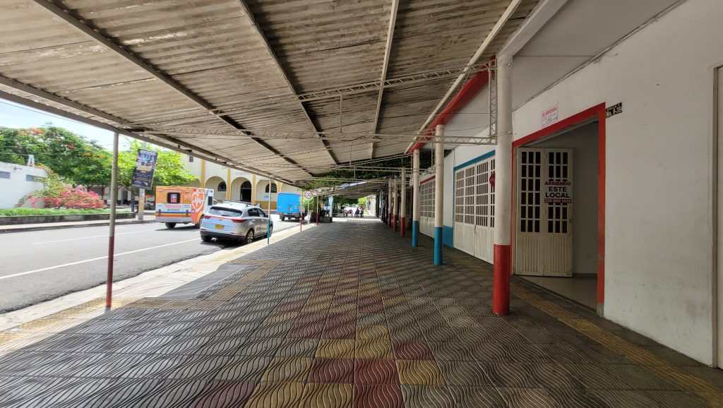 local comercial disponible para arriendo en el parque de tocaima vista exterior